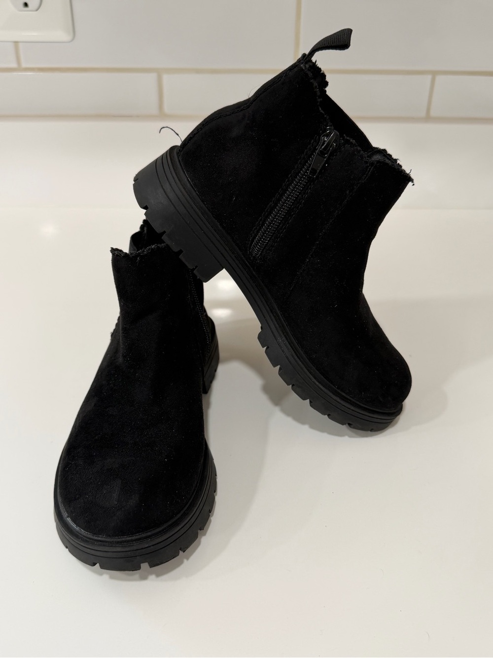 K KomForme Black Faux Suede Ankle Boots - Kids Size 1 - Picture 3 of 9